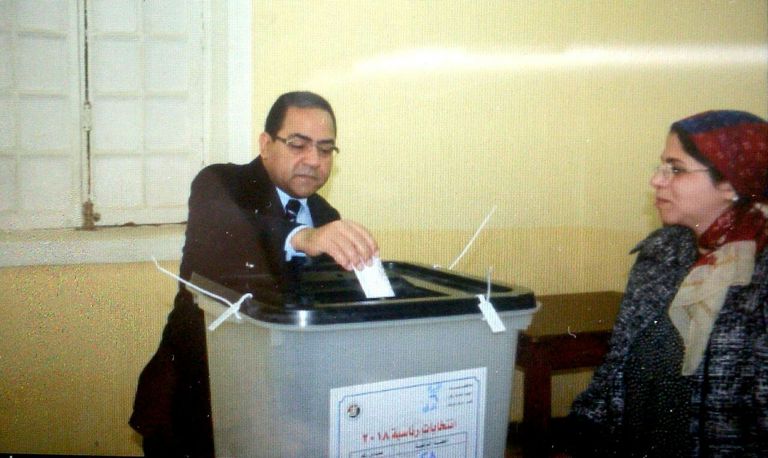 صالح الشيخ نائب الوزيرة للإصلاح الإدارى وزيرة التخطيط المصرية هالة السعيد تدلي بصوتها بالانتخابات