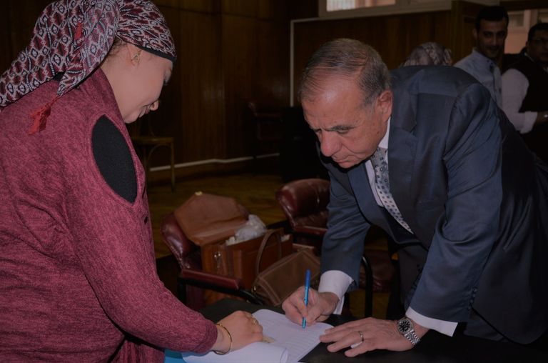 وزير التنمية المحلية أبو بكر الجندي في اللجنة الانتخابية وزيرة التخطيط المصرية هالة السعيد تدلي بصوتها بالانتخابات