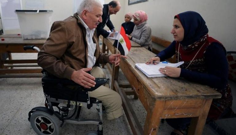 أحد الناخبين يدلي بصوته في انتخابات الرئاسة المصرية