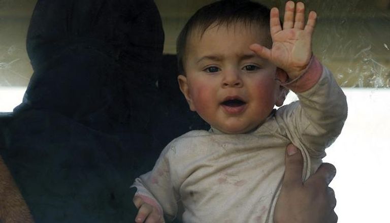 طفل يغادر الغوطة الشرقية مع أسرته- أ.ف.ب