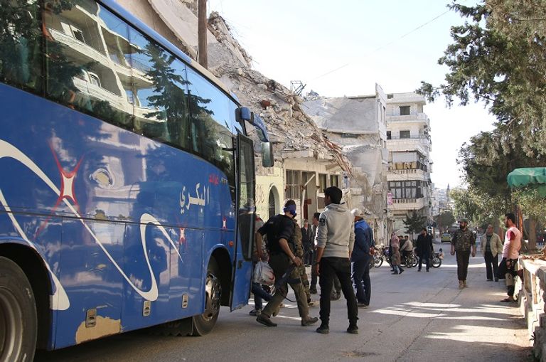 حافلة إجلاء تقل المدنيين والمقاتلين من الغوطة الشرقية- أ.ف.ب طفل يغادر الغوطة الشرقية مع أسرته- أ.ف.ب