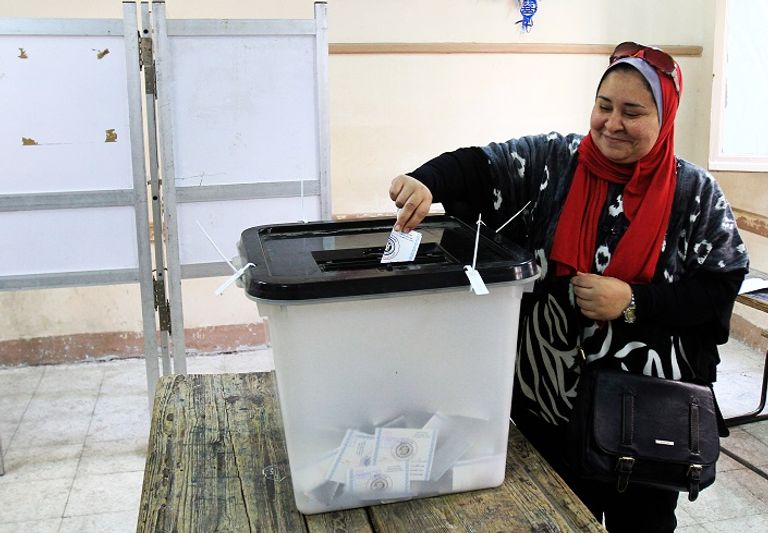 سيدة تدلى بصوتها المستشار محمود الشريف المتحدث باسم الهيئة الوطنية للانتخابات بمصر