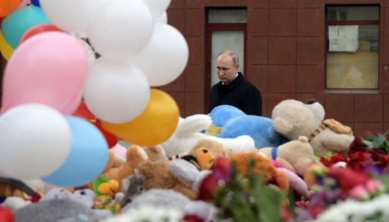 بوتين يضع الزهور تكريما لضحايا الحريق - أ.ف.ب