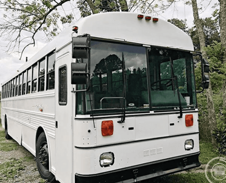 العائلة تتنقل بالحافلة عبر الولايات الأمريكية