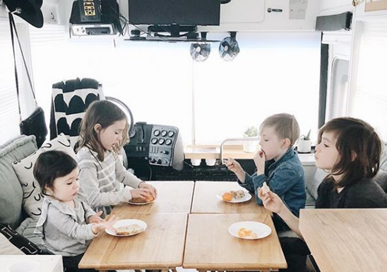 العائلة تتنقل بالحافلة عبر الولايات الأمريكية