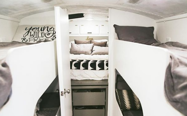 العائلة تتنقل بالحافلة عبر الولايات الأمريكية