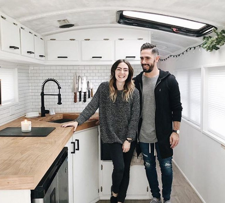 العائلة تتنقل بالحافلة عبر الولايات الأمريكية