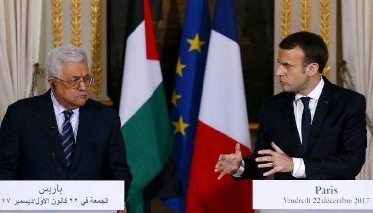 الرئيس الفرنسي ماكرون ونظيره الفلسطيني عباس - أرشيفية