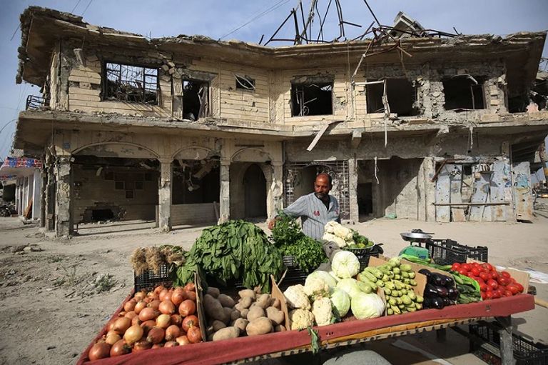 الموصل لاتزال تعيش بين الحطام بين تعود الحياة إلى مناطق أخرى جانب من الدمار بالموصل القديمة