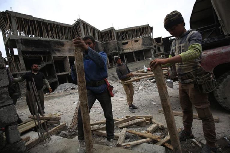 جانب من أعمال إعادة البناء جانب من الدمار بالموصل القديمة