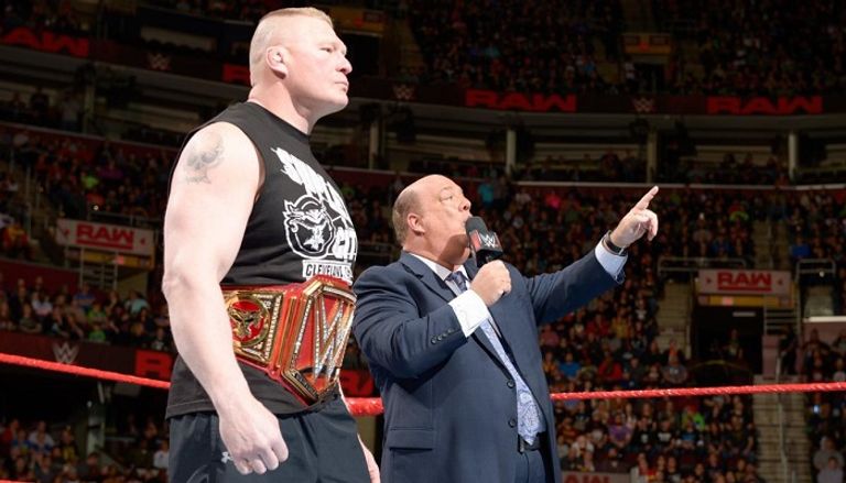 بروك ليسنر يضرب رومان رينز بكرسي حديدي