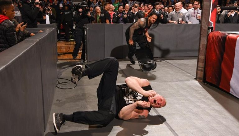 بروك ليسنر يضرب رومان رينز بكرسي حديدي