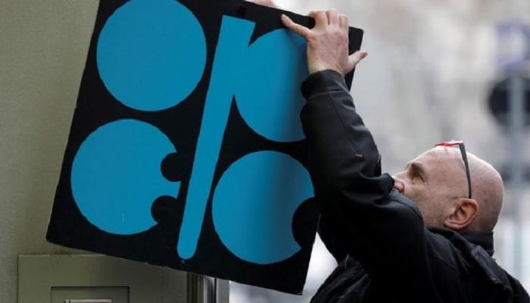 شعار منظمة أوبك بجوار مدخل مقرها الرئيسي - رويترز