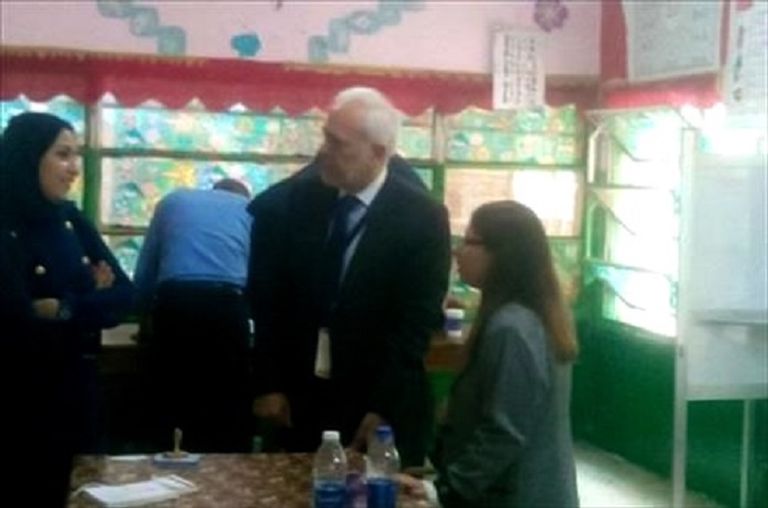 السفير اليوناني بالقاهرة يتفقد لجان التصويت المصريون أمام لجان الانتخاب