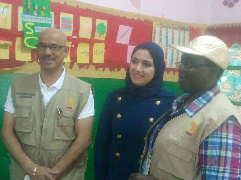 وفد الاتحاد الإفريقي يتفقد اللجان المصريون أمام لجان الانتخاب