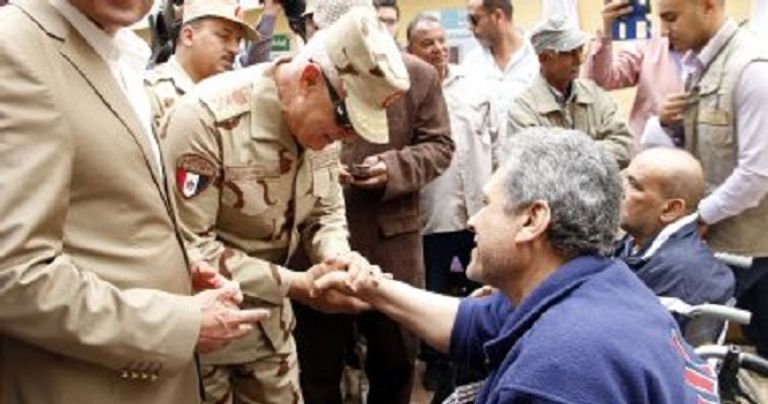 رئيس أركان الجيش المصري يتفقد اللجان المصريون أمام لجان الانتخاب