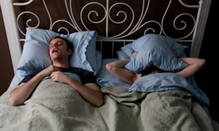 الشخير مشكلة للصحة والحياة الزوجية