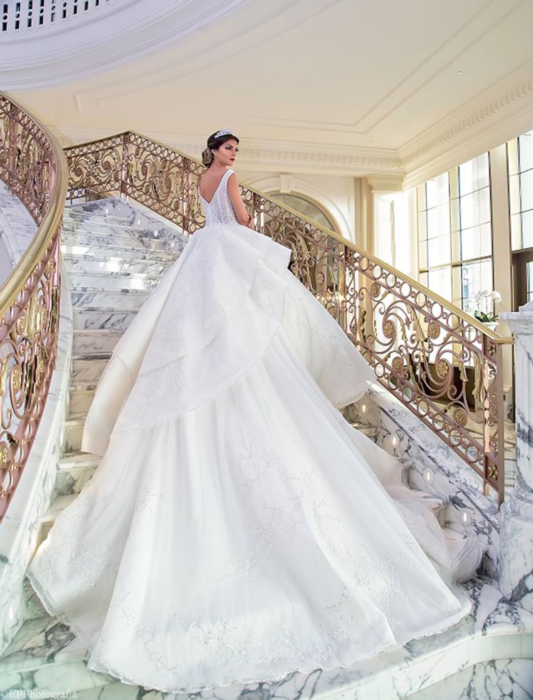 منى المنصوري تفتتح أسبوع الموضة