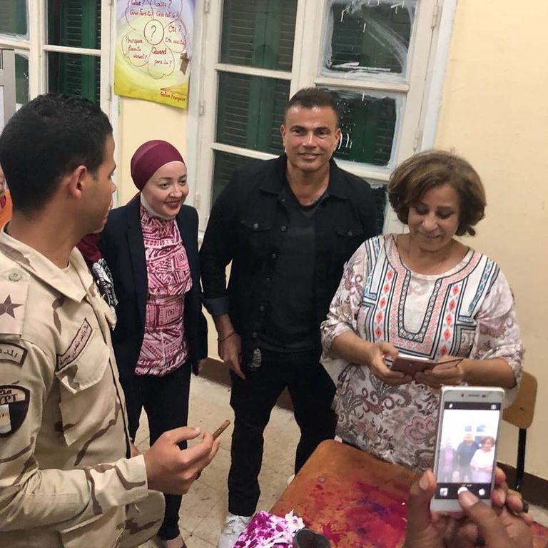 عمرو دياب ومحمد منير يدليان بصوتيهما في انتخابات الرئاسة في مصر