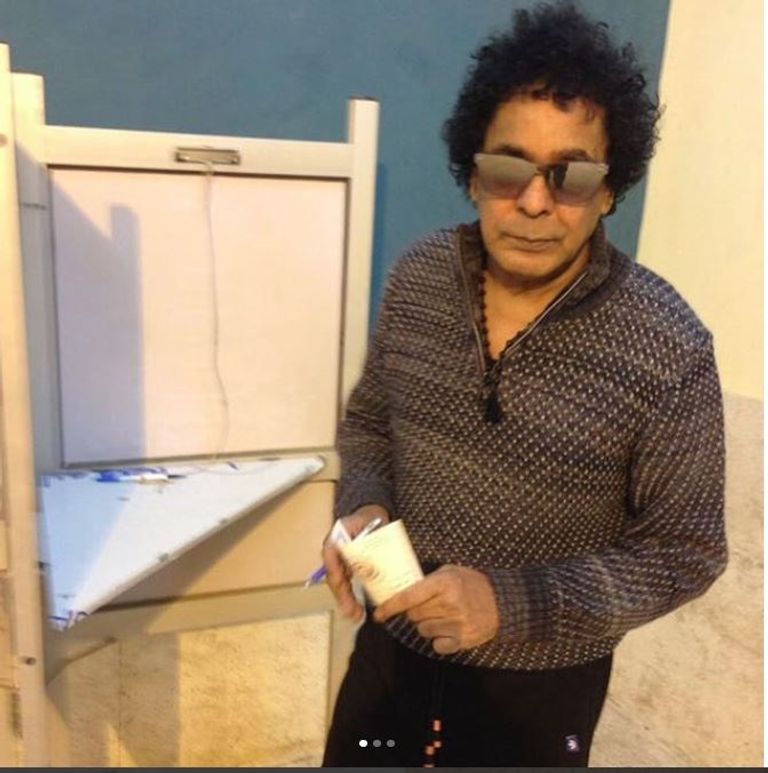 عمرو دياب ومحمد منير يدليان بصوتيهما في انتخابات الرئاسة في مصر