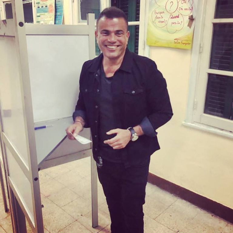 عمرو دياب ومحمد منير يدليان بصوتيهما في انتخابات الرئاسة في مصر