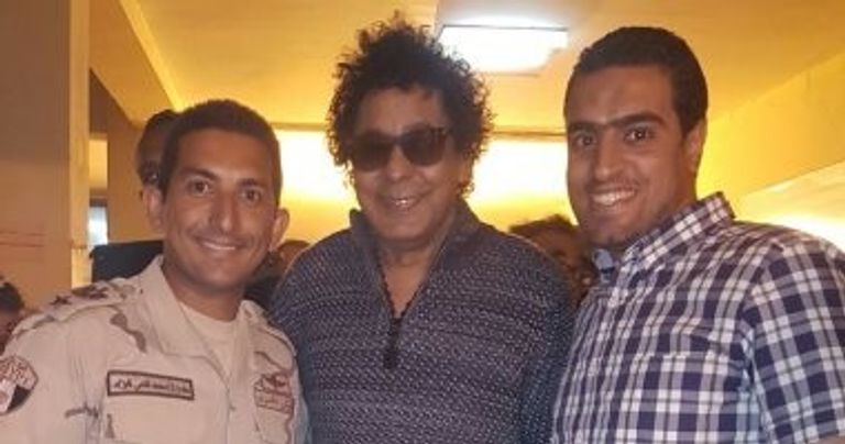 عمرو دياب ومحمد منير يدليان بصوتيهما في انتخابات الرئاسة في مصر