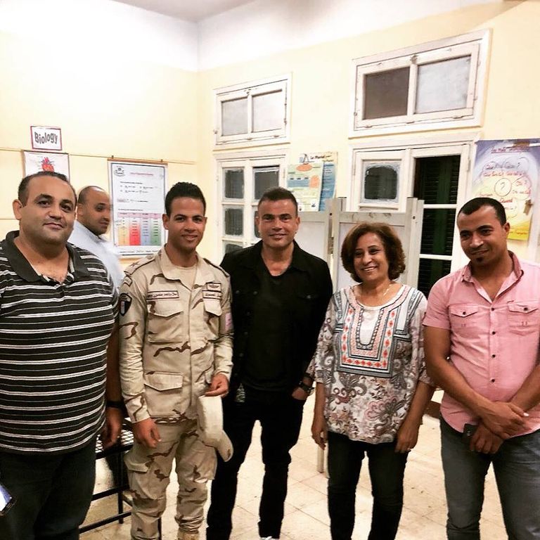 عمرو دياب ومحمد منير يدليان بصوتيهما في انتخابات الرئاسة في مصر