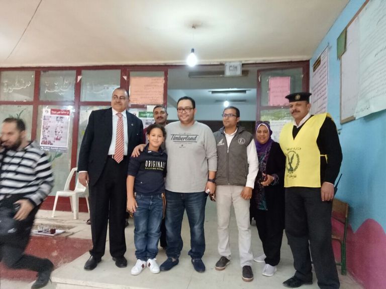 عمرو دياب ومحمد منير يدليان بصوتيهما في انتخابات الرئاسة في مصر