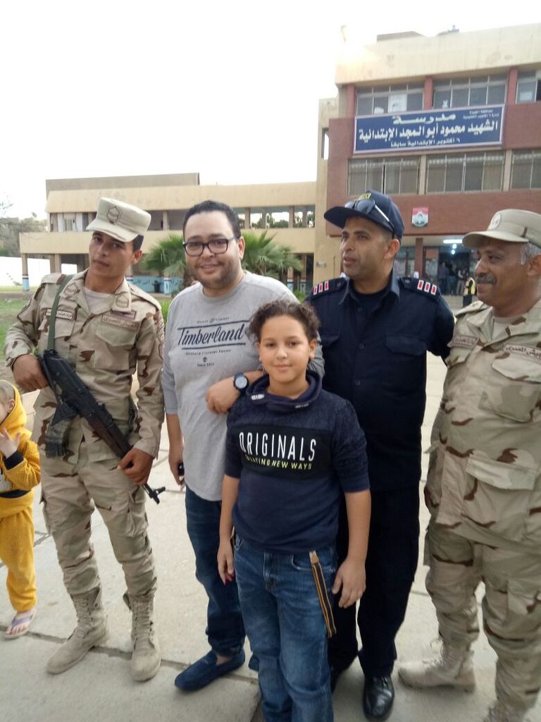 عمرو دياب ومحمد منير يدليان بصوتيهما في انتخابات الرئاسة في مصر