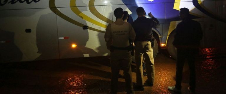 الشرطة البرازيليلة تعاين حافلة تعرضت لإطلاق نار خلال الهجوم الرئيس البرازيلي الأسبق لولا دا سيلفا - أرشيفية