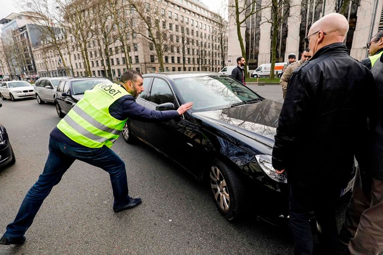 احتجاج سائقي سيارات الأجرة في شوارع بروكسل