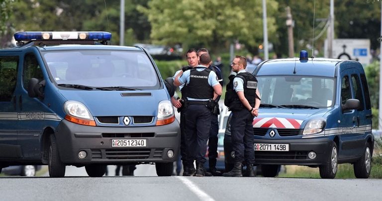 الشرطة الفرنسية في موقع الحادث قوات من الجيش الفرنسي تصل إلى موقع الحادث