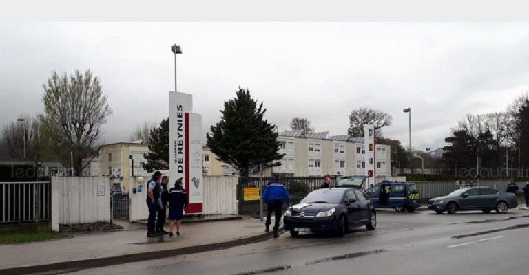 أمام الثكنة العسكرية قوات من الجيش الفرنسي تصل إلى موقع الحادث