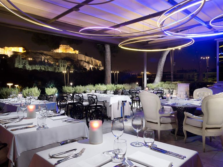 مطعم "توراسا اوزالتيه ستيودنيه"  مطعم "لاسبوندا" بإيطاليا