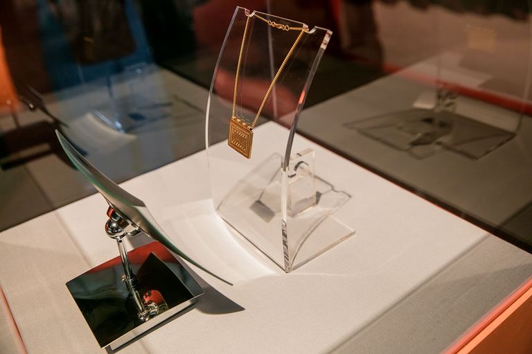 الحلية نادرة وتحوي الكثير من الأسرار حلية "طبلة حمدة" النادرة معروضة في مهرجان "أم الإمارات"