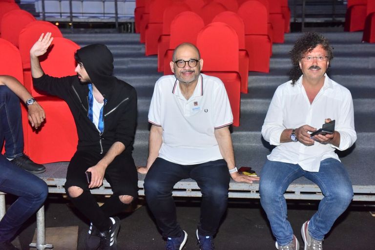 فترة استراحة من إنهاء تجهيزات الحفل تامر حسني يستعد لحفل في جدة