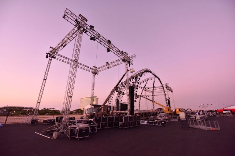 خشبة مسرح غير مسبوقة تامر حسني يستعد لحفل في جدة