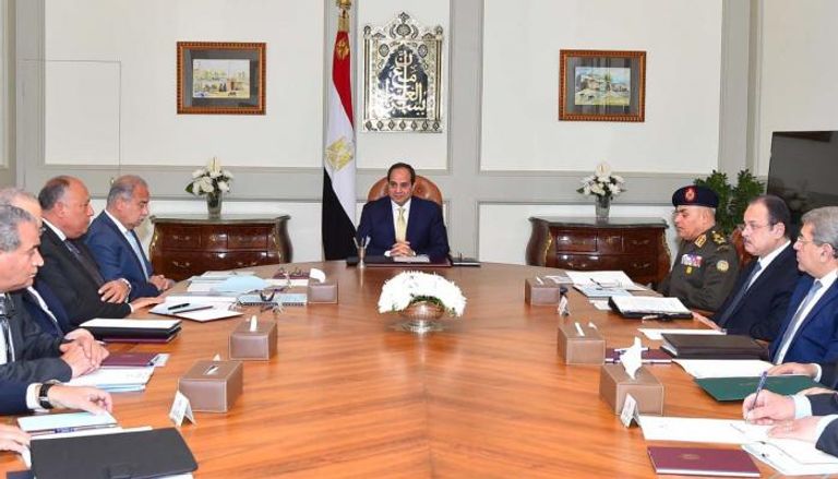 الرئيس المصري عبدالفتاح السيسي مجتمعا بعدد من الوزراء