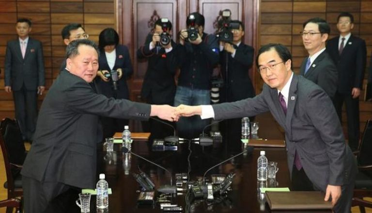 وزير التوحيد الكوري الجنوبي يصافح نظيره الكوري الشمالي
