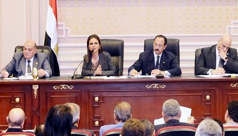 وزيرة الاستثمار المصرية مع النواب خلال اجتماع برلماني حول أوبر وكريم