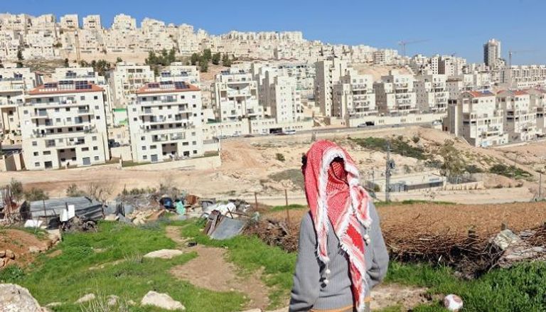 فلسطيني يتأمل كيف سرقت إسرائيل أرض بلاده لتقيم عليها المستوطنات