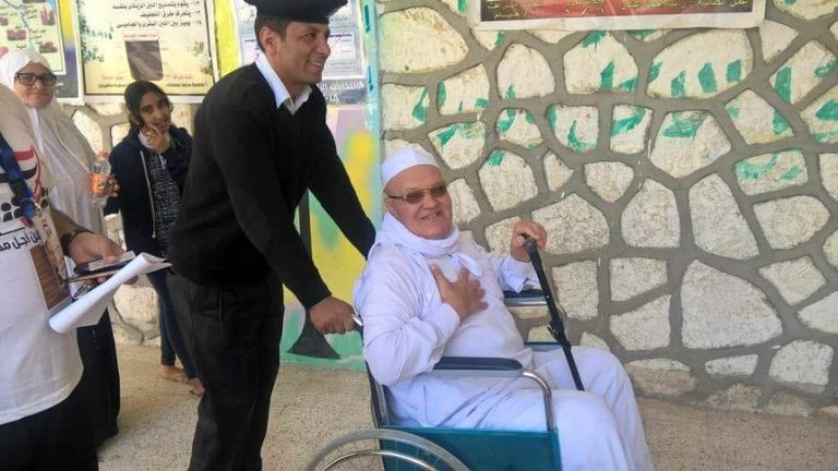 ذوي الاحتياجات الخاصة تحدوا المصاعب وتوجهوا للجان إقبال الناخبين على التصويت أحبط جماعة الإخوان