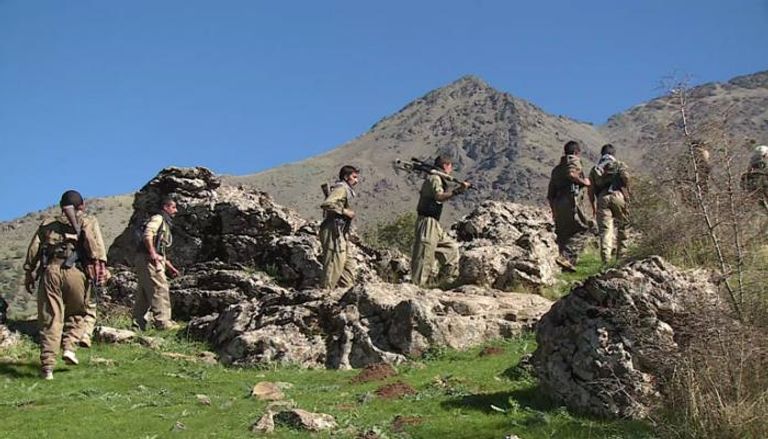 عناصر من المقاتلين الأكراد قرب الحدود مع إيران