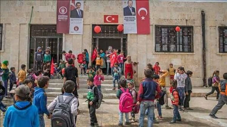 أطفال عفرين يحملون أعلام تركيا