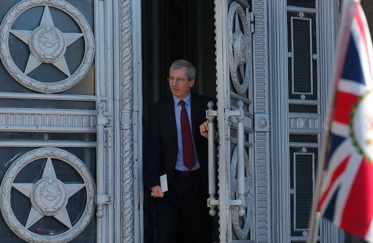 السفير البريطاني في موسكو لدى مغادرته وزارة الخارجية الروسية - رويترز 