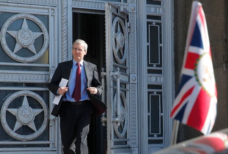 السفير البريطاني في موسكو لدى مغادرته وزارة الخارجية الروسية - رويترز 