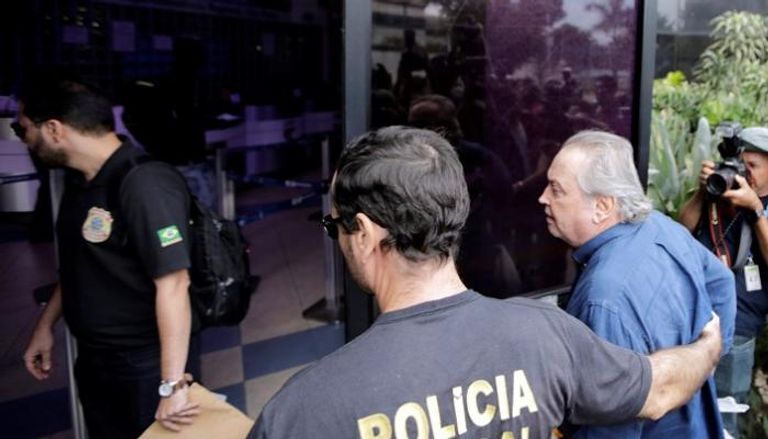 الشرطة خلال اعتقالها وزير الزراعة الأسبق فاجنر روسي - رويترز