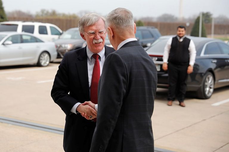 ماتيس خلال مصافحة بولتون ماتيس وبولتون - رويترز