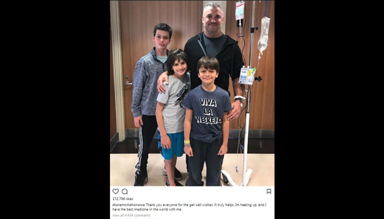 شين ماكمان مع أبنائه في المستشفى