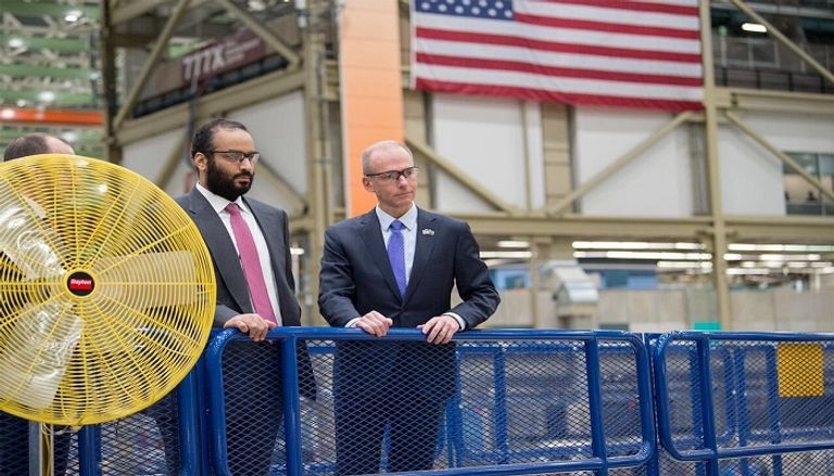 محمد بن سلمان خلال جولته في مصنع بوينج بسياتل الأمريكية